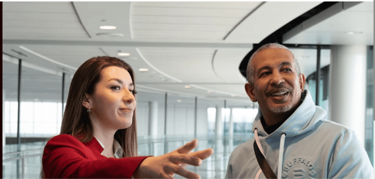 Employeur en discussion sur un mandat de recrutement